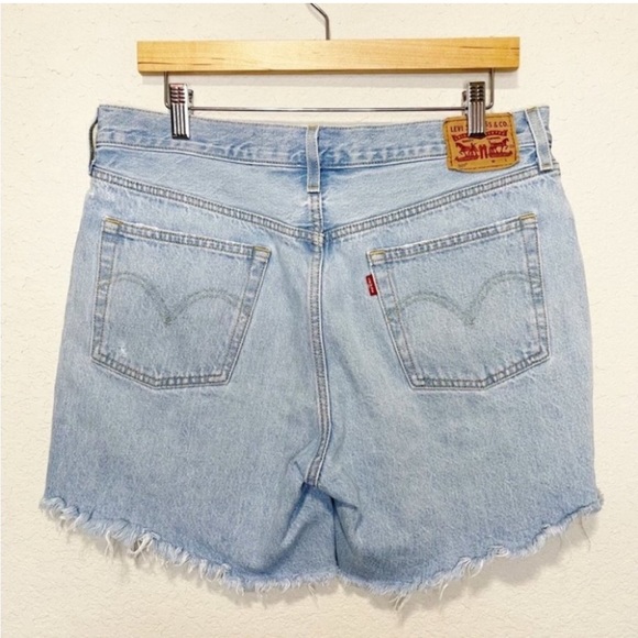 Levi's Denim Jean Shorts with Raw Hem Distressed Light Washed Size 32 - Picture 5 of 5